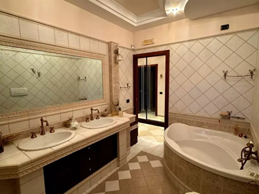 Immagine 5 di Casa bifamiliare in vendita  in Via dei Caprifogli, 1 a Crotone