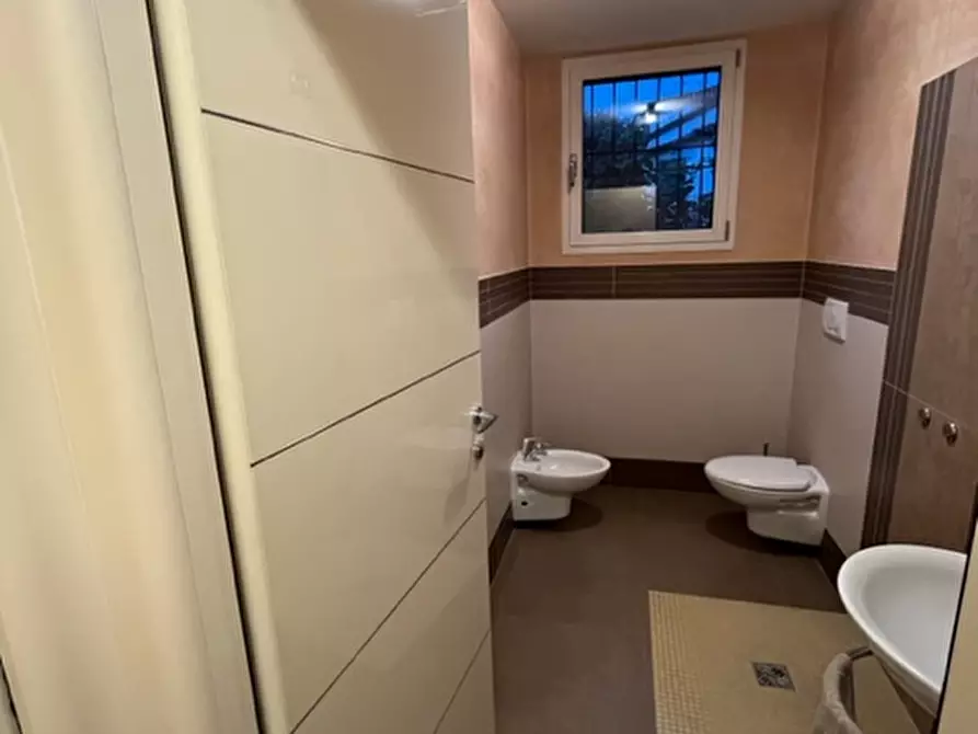 Immagine 11 di Ufficio in affitto  a Veggiano