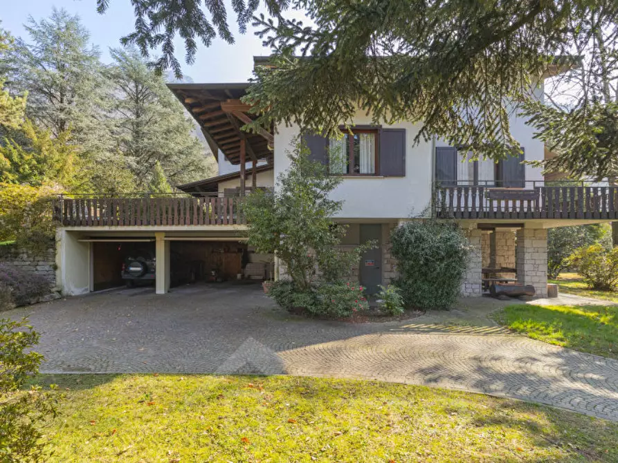 Immagine 1 di Villa in vendita  in via dei faggi 7 a Omegna