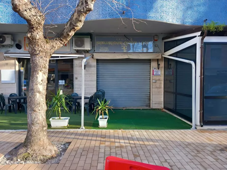 Immagine 6 di Negozio in vendita  in viale europa, 64 a Montesilvano