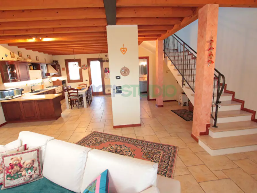 Immagine 6 di Casa bifamiliare in vendita  in Via Capparozzo a Quinto Vicentino