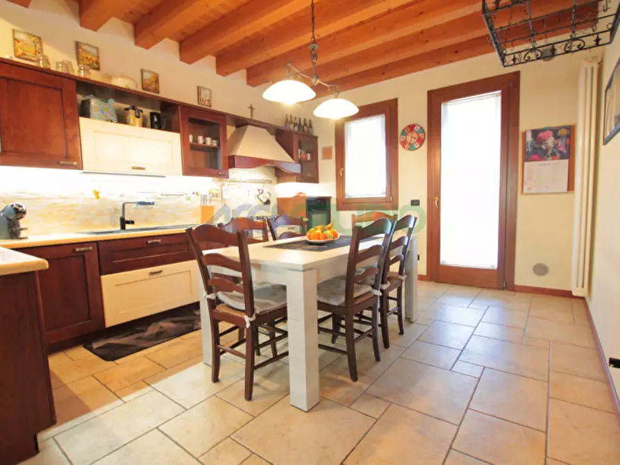 Immagine 11 di Casa bifamiliare in vendita  in Via Capparozzo a Quinto Vicentino