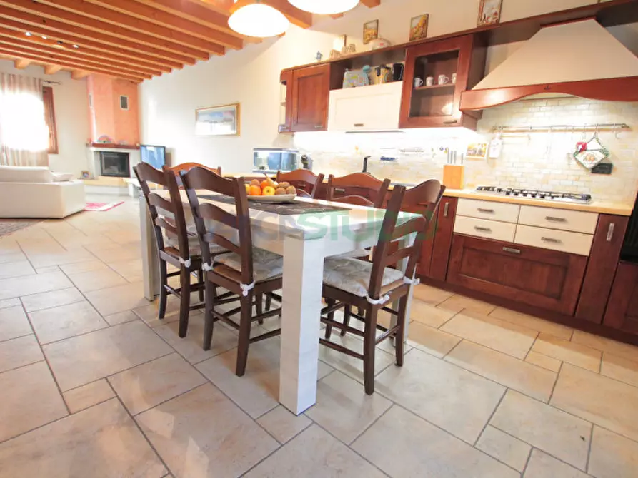 Immagine 12 di Casa bifamiliare in vendita  in Via Capparozzo a Quinto Vicentino