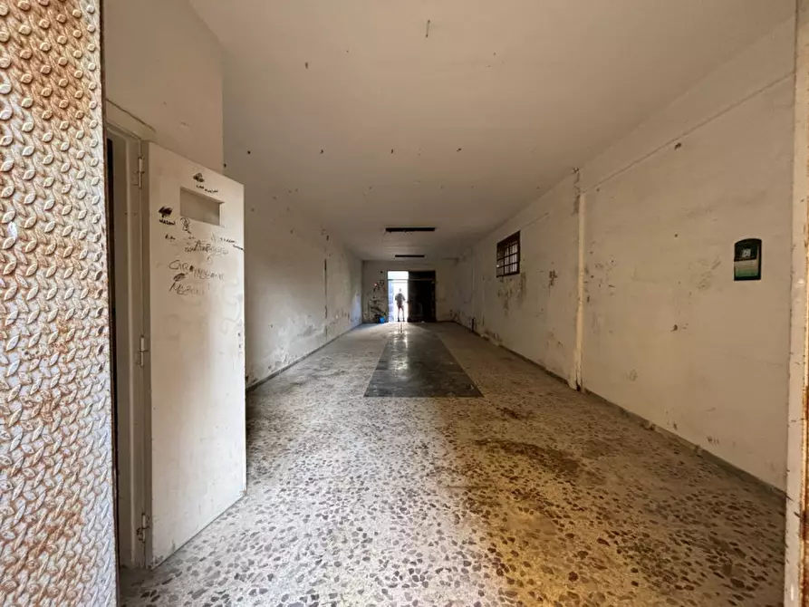 Immagine 2 di Negozio in affitto  in Via Molise a Torre Del Greco