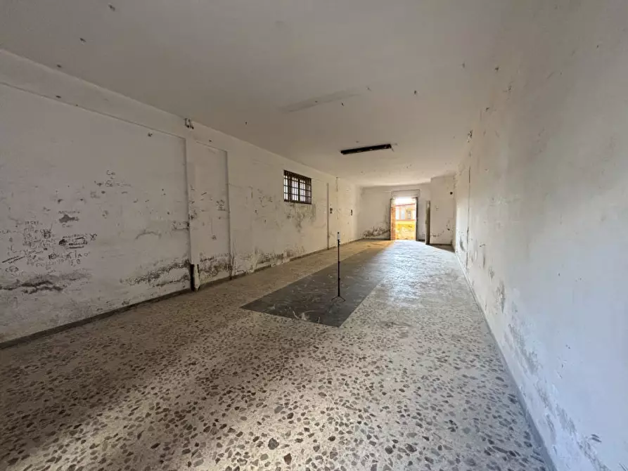 Immagine 3 di Negozio in affitto  in Via Molise a Torre Del Greco