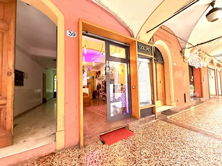 Immagine 1 di Negozio in affitto  in Via San Vitale a Bologna