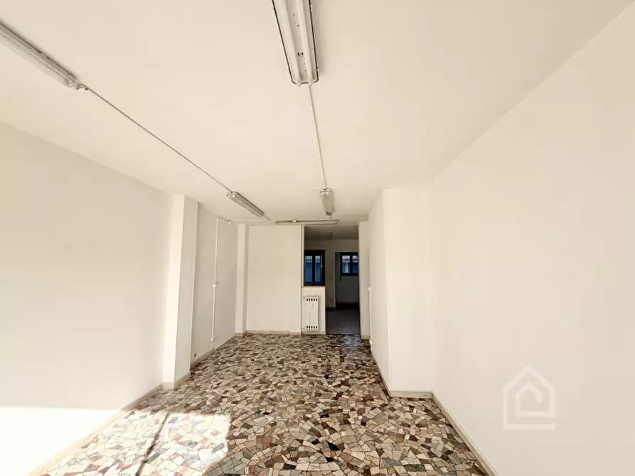 Immagine 9 di Negozio in vendita  in Stradale Torino 48 a Chivasso