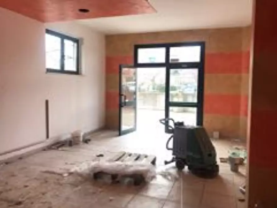 Immagine 2 di Negozio in vendita  in Via E. Barsani a Melfi