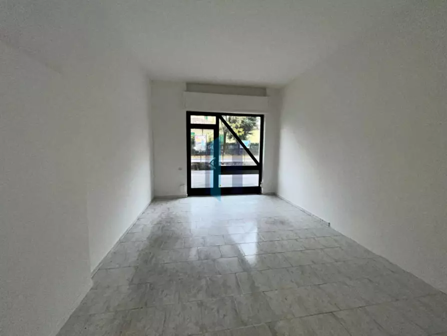 Immagine 2 di Negozio in vendita  in Via Guglielmo Lochis a Bergamo