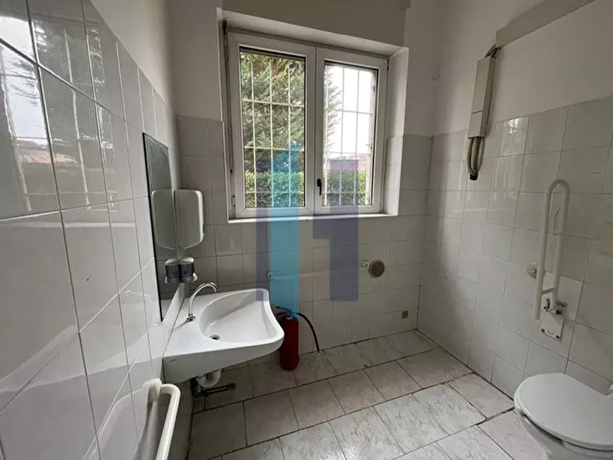 Immagine 3 di Negozio in vendita  in Via Guglielmo Lochis a Bergamo