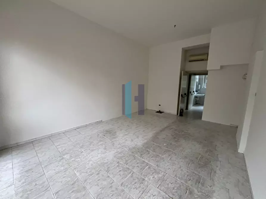 Immagine 3 di Negozio in vendita  in Via Guglielmo Lochis a Bergamo