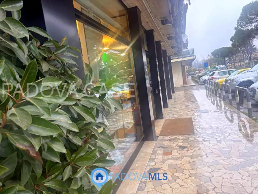 Immagine 1 di Negozio in vendita  in Via Romana Aponense a Padova