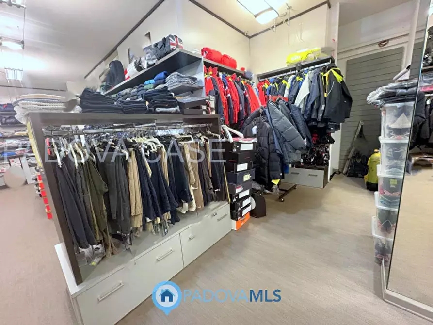 Immagine 4 di Negozio in vendita  in Via Romana Aponense a Padova