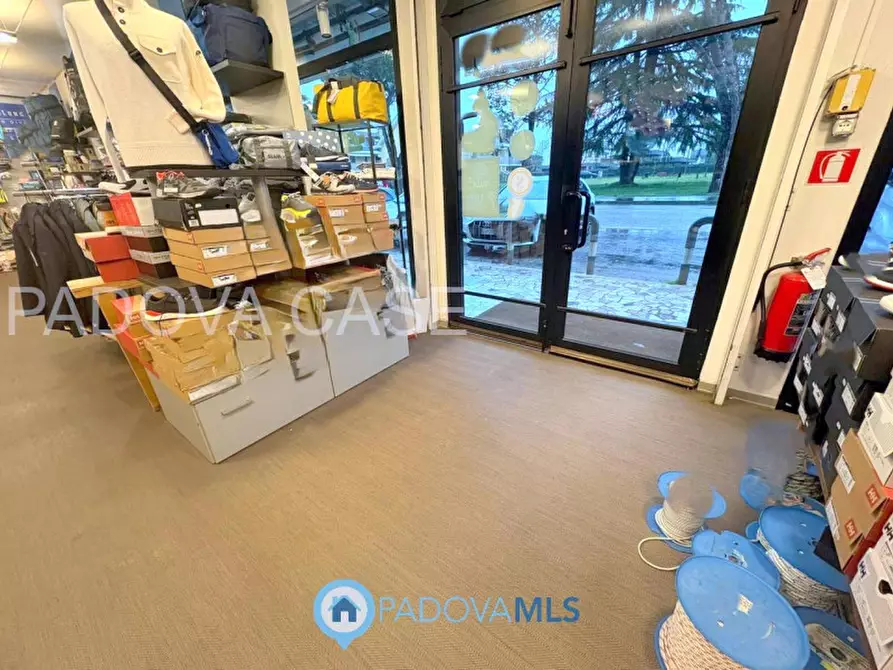 Immagine 10 di Negozio in vendita  in Via Romana Aponense a Padova