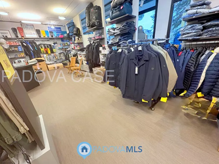 Immagine 12 di Negozio in vendita  in Via Romana Aponense a Padova