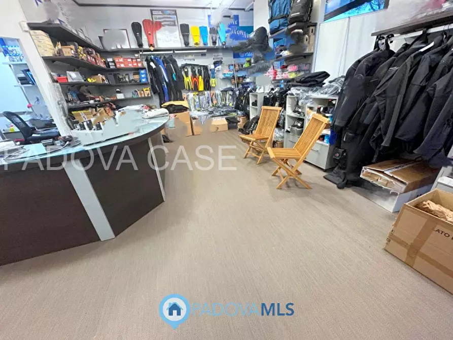 Immagine 13 di Negozio in vendita  in Via Romana Aponense a Padova