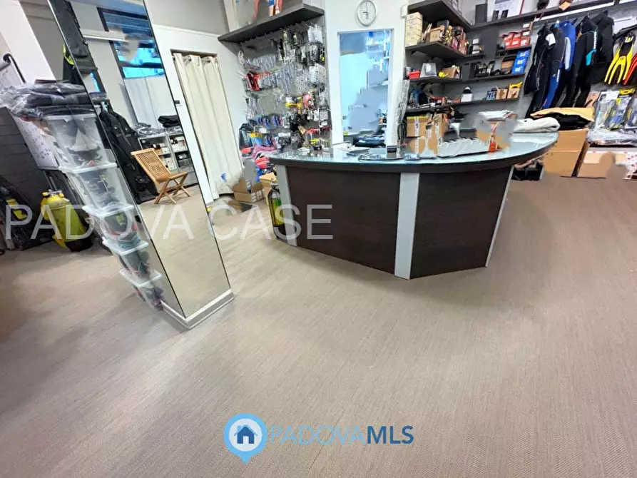 Immagine 14 di Negozio in vendita  in Via Romana Aponense a Padova