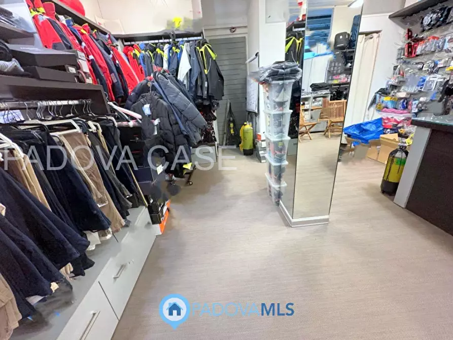 Immagine 15 di Negozio in vendita  in Via Romana Aponense a Padova