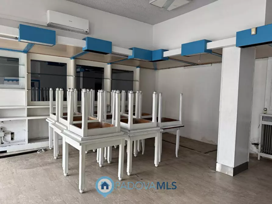 Immagine 1 di Negozio in vendita  in Via Chiesanuova a Padova