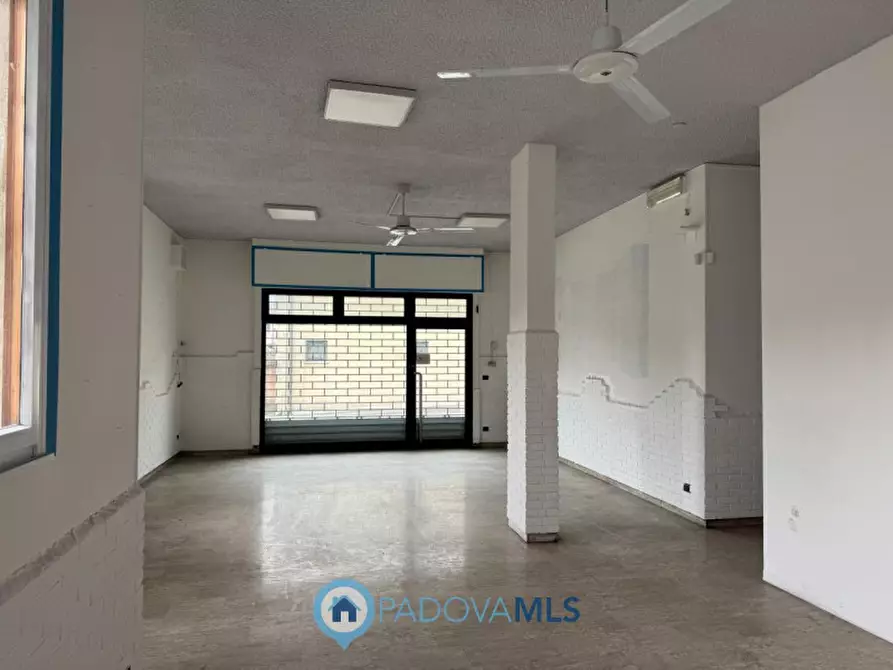 Immagine 4 di Negozio in vendita  in Via Chiesanuova a Padova