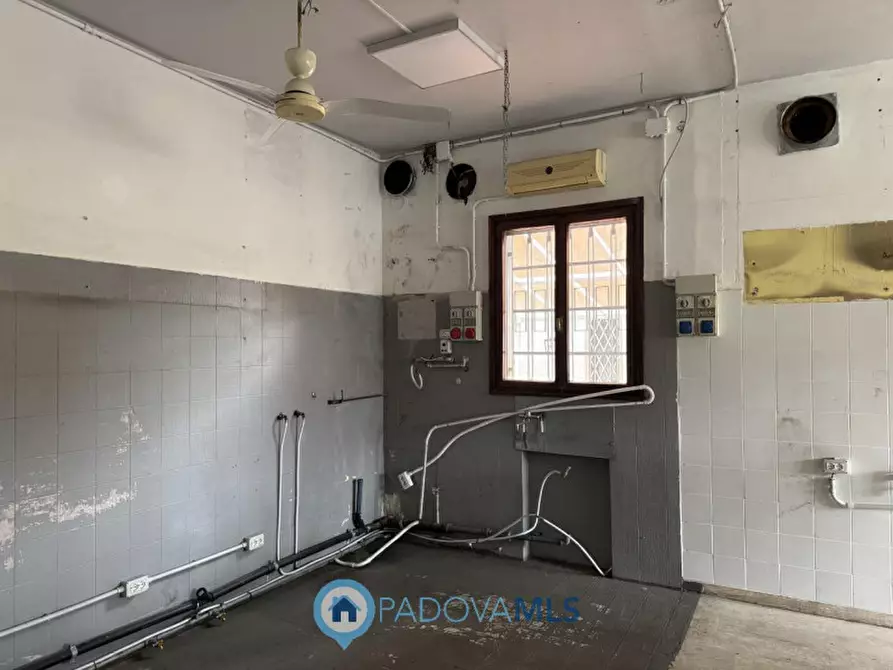 Immagine 8 di Negozio in vendita  in Via Chiesanuova a Padova
