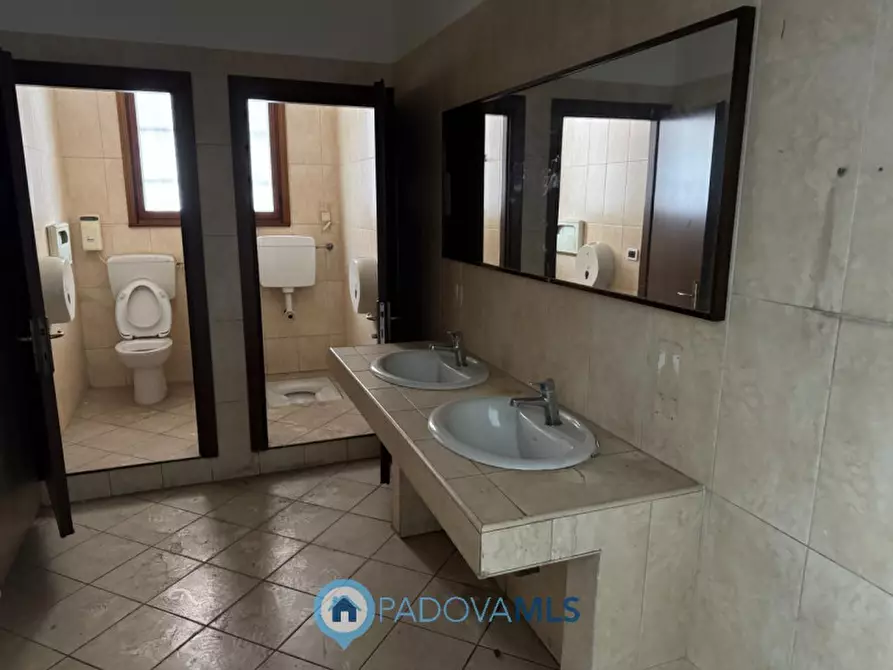 Immagine 9 di Negozio in vendita  in Via Chiesanuova a Padova