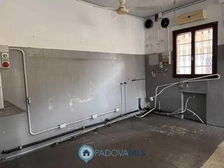 Immagine 10 di Negozio in vendita  in Via Chiesanuova a Padova
