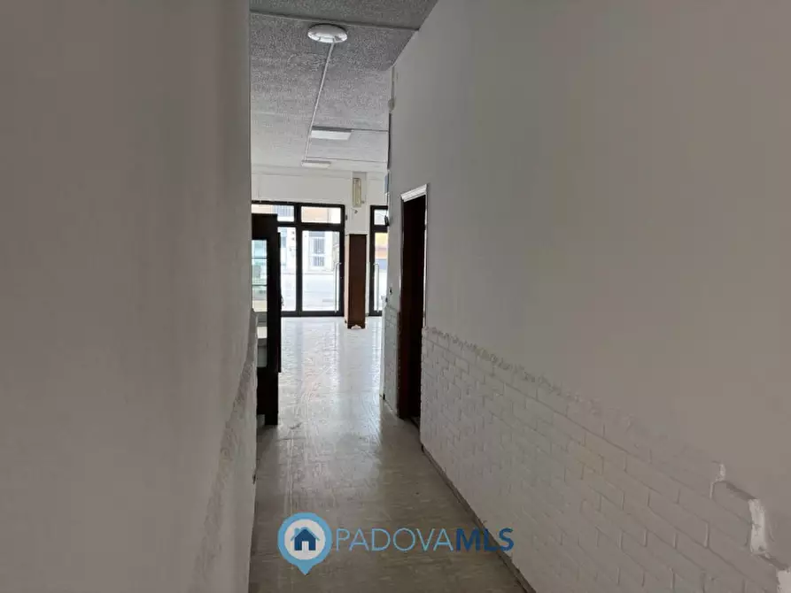 Immagine 14 di Negozio in vendita  in Via Chiesanuova a Padova