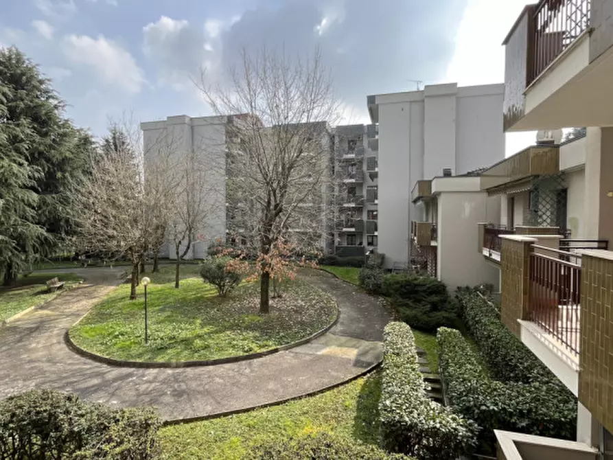 Immagine 1 di Appartamento in vendita  in Via Cristoforo Colombo a Cesano Boscone