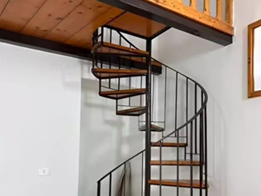 Immagine 4 di Appartamento in affitto  in via santa lucia al monte a Napoli