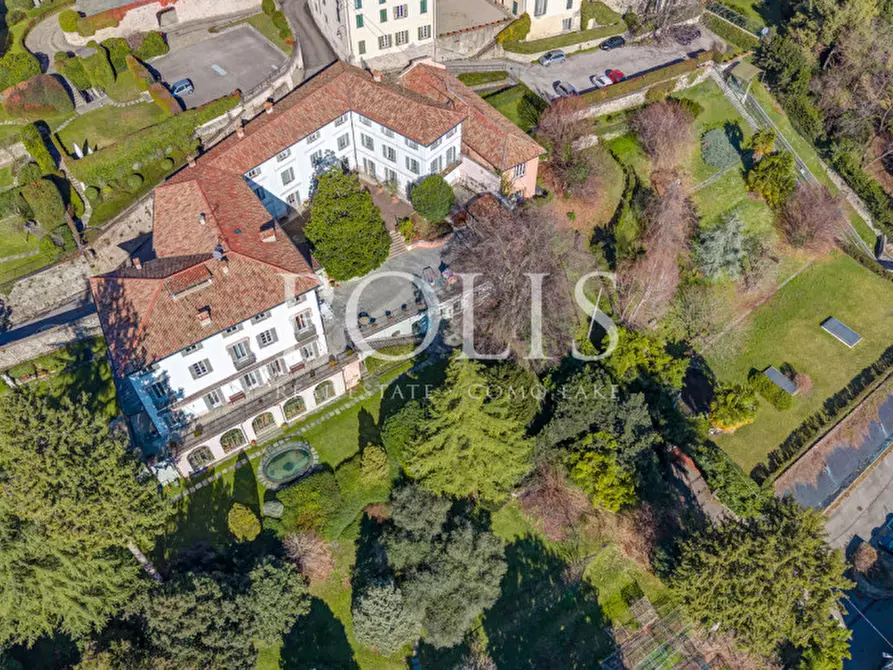 Immagine 1 di Villa in vendita  in VIA TASSERA a Erba