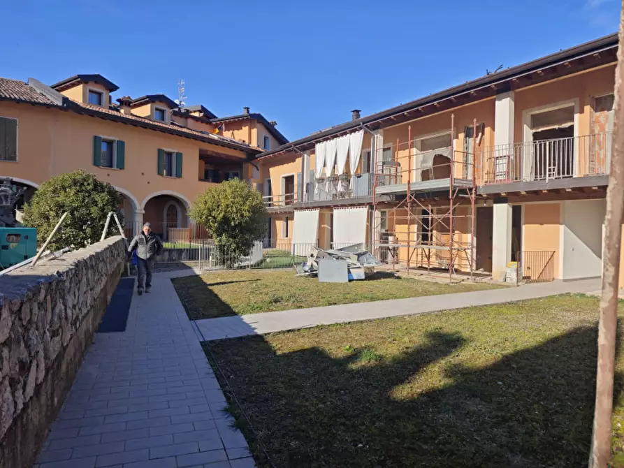 Immagine 1 di Appartamento in vendita  in Via Valle a Nuvolera