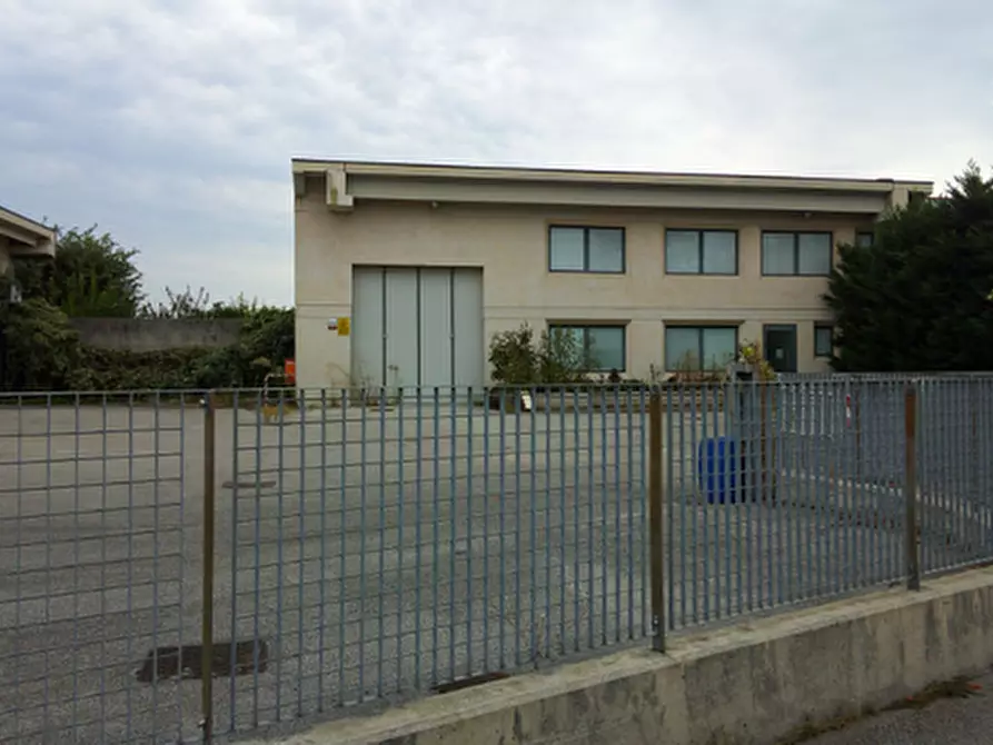 Immagine 2 di Magazzino in vendita  in Via Italia a San Vendemiano