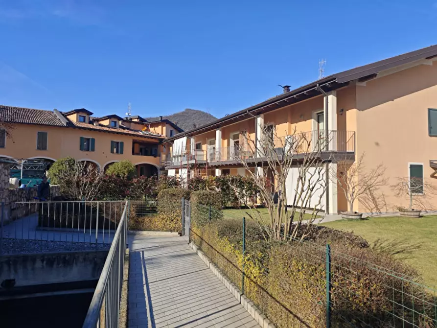 Immagine 1 di Appartamento in vendita  in Via Valle a Nuvolera