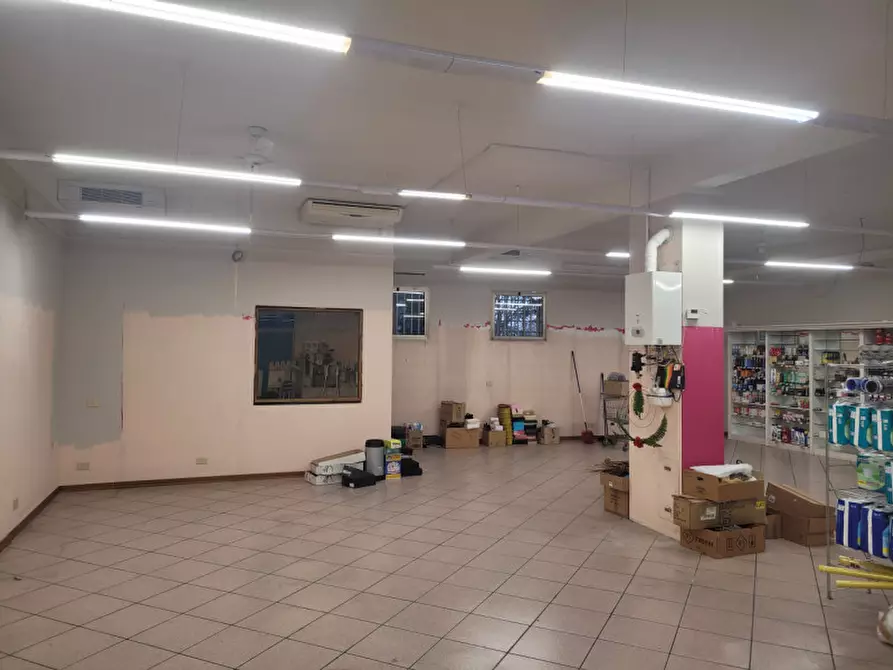 Immagine 1 di Negozio in vendita  a Maranello