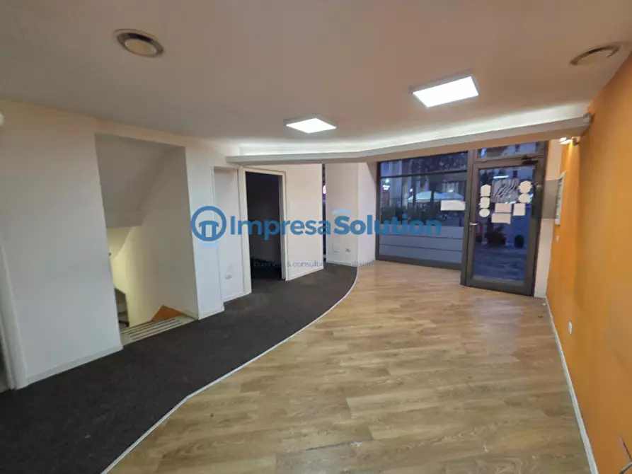 Immagine 5 di Negozio in affitto  in Piazza Carità a Napoli