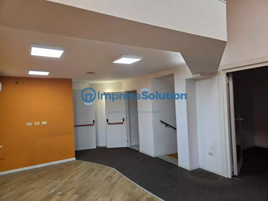 Immagine 6 di Negozio in affitto  in Piazza Carità a Napoli