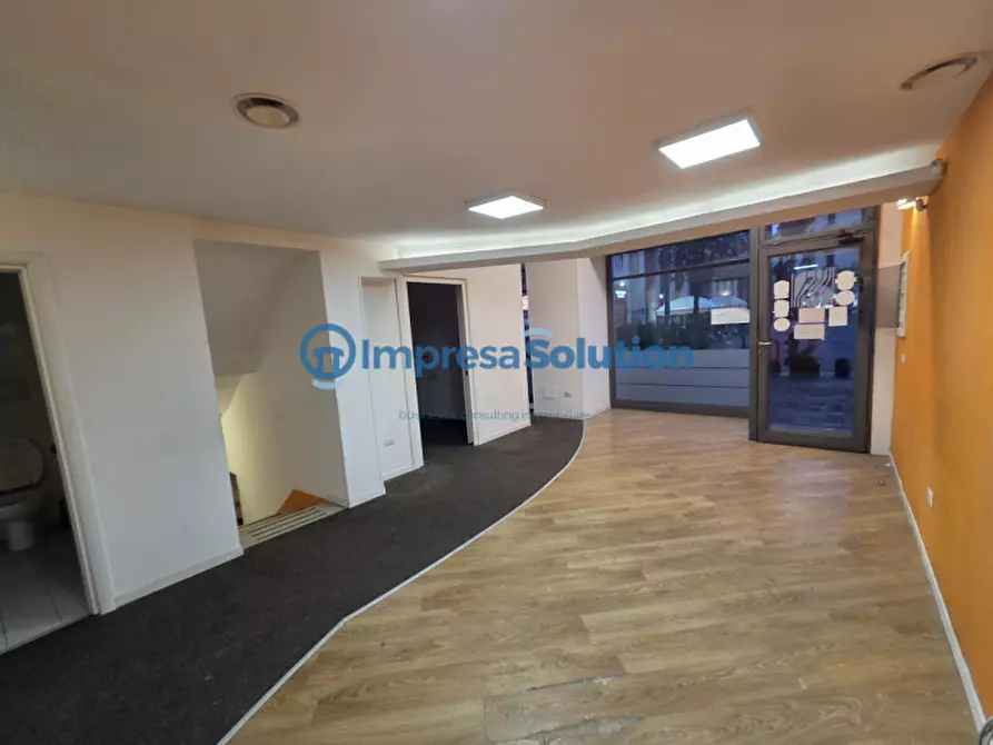 Immagine 8 di Negozio in affitto  in Piazza Carità a Napoli