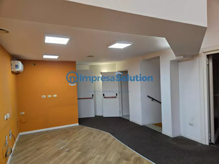 Immagine 9 di Negozio in affitto  in Piazza Carità a Napoli