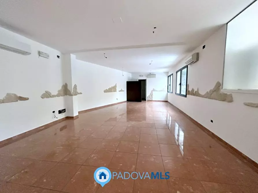 Immagine 2 di Negozio in vendita  in via Ceron a Padova