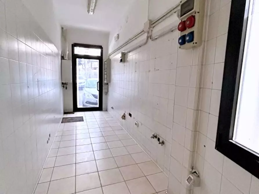 Immagine 5 di Negozio in vendita  in via Ceron a Padova
