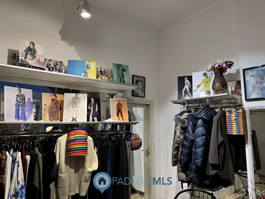 Immagine 2 di Attività commerciale in vendita  in Via del santo 34 a Padova