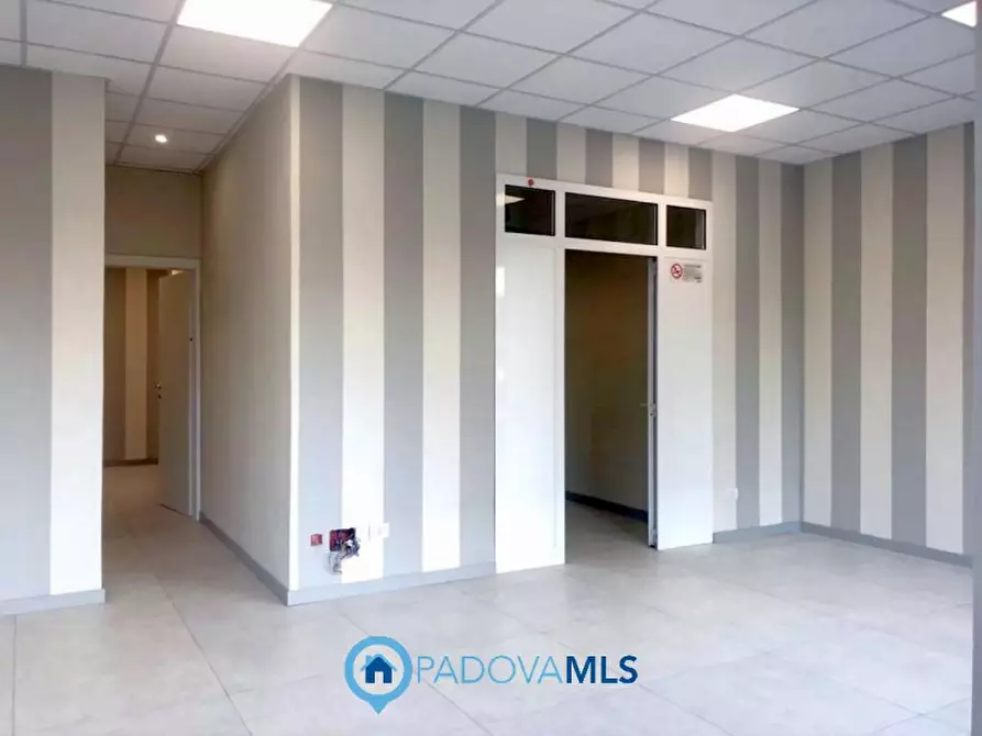 Immagine 10 di Negozio in vendita  in Via Pontevigodarzere, 116 a Padova