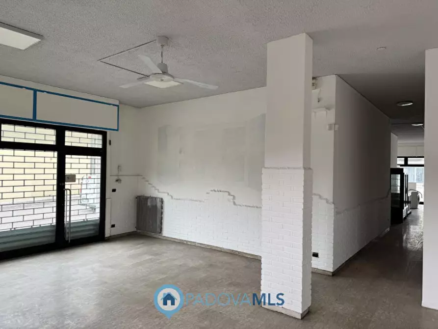 Immagine 12 di Attività commerciale in vendita  a Padova