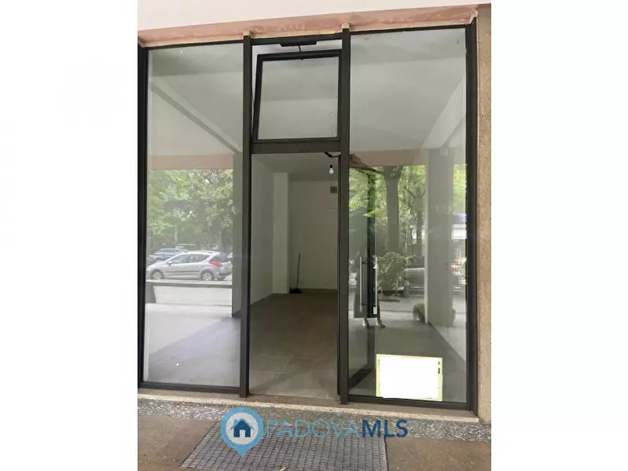 Immagine 1 di Attività commerciale in vendita  in Viale Stazione a Montegrotto Terme