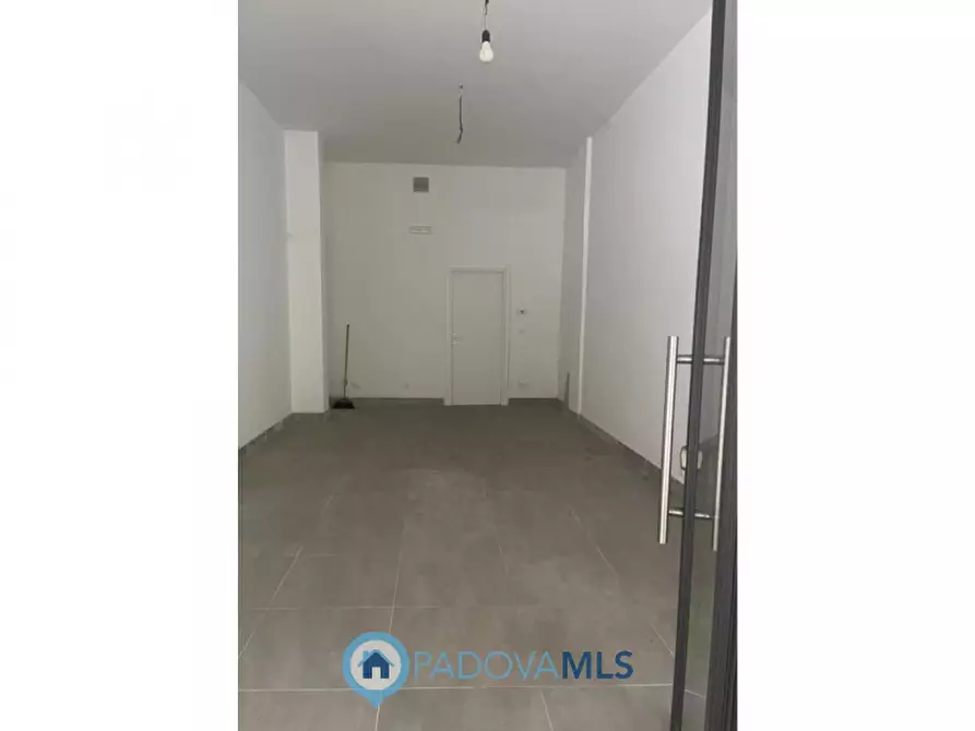 Immagine 2 di Attività commerciale in vendita  in Viale Stazione a Montegrotto Terme