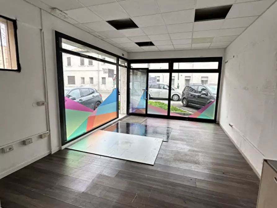 Immagine 3 di Negozio in vendita  in VIA VARRONE a Venezia