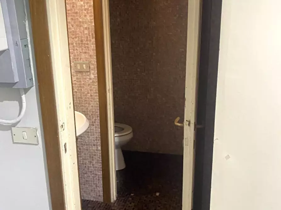 Immagine 13 di Negozio in affitto  in Via Bronzino 1 a Milano