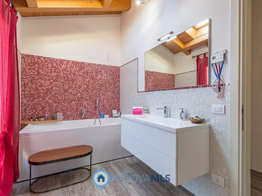 Immagine 2 di Villa in vendita  in Via Nespolaro a Rubano