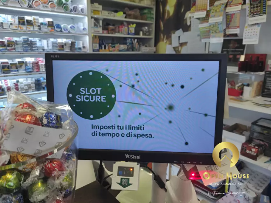 Immagine 5 di Attività commerciale in vendita  in Strada Ponte del Marchese 116 a Caldogno